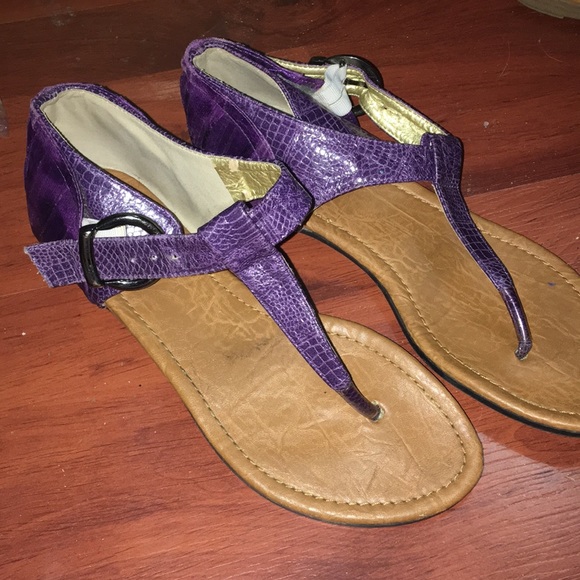Purple thing sandals . - Picture 2 of 4